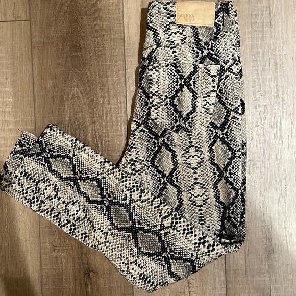 Snakeskin Zara Stretchy Skinny Jean🐍sz 6